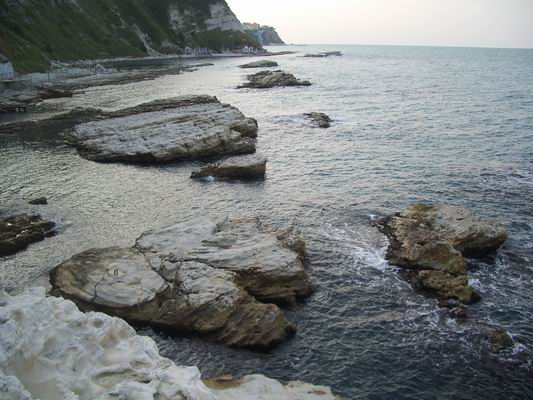 Pietralcroce: grotte sul mare